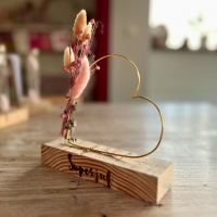 Superjuf pyrografie houten plankje met gouden draad hartje en droogbloemen
