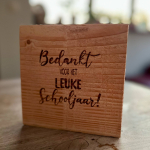 Tekst einde schooljaar in pyrografie op hout