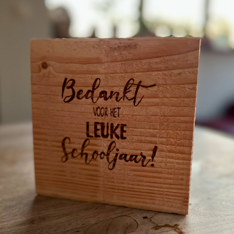 Tekst einde schooljaar in pyrografie op hout