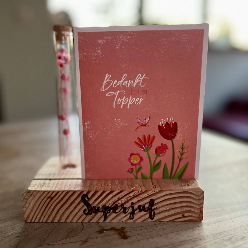 Superjuf pyrografie met kaartje en buisje met droogbloemen