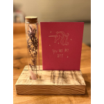 plankje in steigerhout met uitsparing voor kaartje en voorzien van glazen buisje droogbloemen