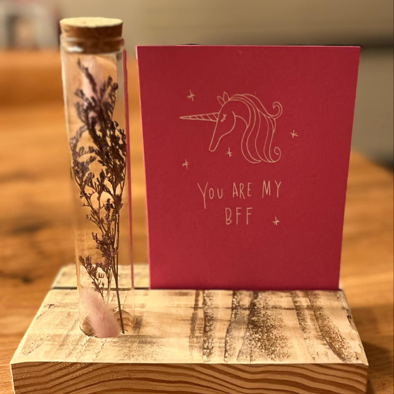 plankje in steigerhout met uitsparing voor kaartje en voorzien van glazen buisje droogbloemen