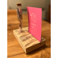 plankje in steigerhout met uitsparing voor kaartje en voorzien van glazen buisje droogbloemen