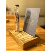 plankje in steigerhout met uitsparing voor kaartje en voorzien van glazen buisje droogbloemen