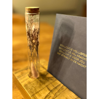 plankje in steigerhout met uitsparing voor kaartje en voorzien van glazen buisje droogbloemen