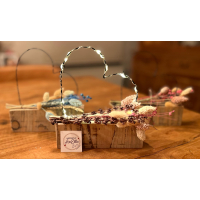 hartje in metaaldraad met droogbloemen (tinten te kiezen) op steigerhouten plankje