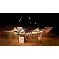 hartje in metaaldraad met droogbloemen (tinten te kiezen) op steigerhouten plankje