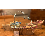 hartje in metaaldraad met droogbloemen (tinten te kiezen) op steigerhouten plankje