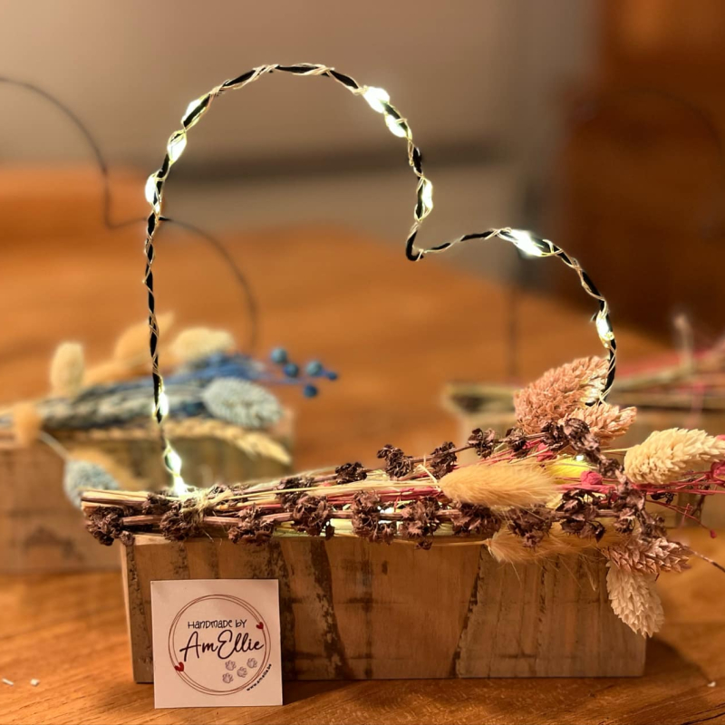 hartje in metaaldraad met droogbloemen (tinten te kiezen) op steigerhouten plankje