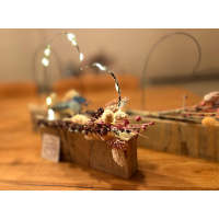 hartje in metaaldraad met droogbloemen (tinten te kiezen) op steigerhouten plankje