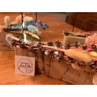 hartje in metaaldraad met droogbloemen (tinten te kiezen) op steigerhouten plankje