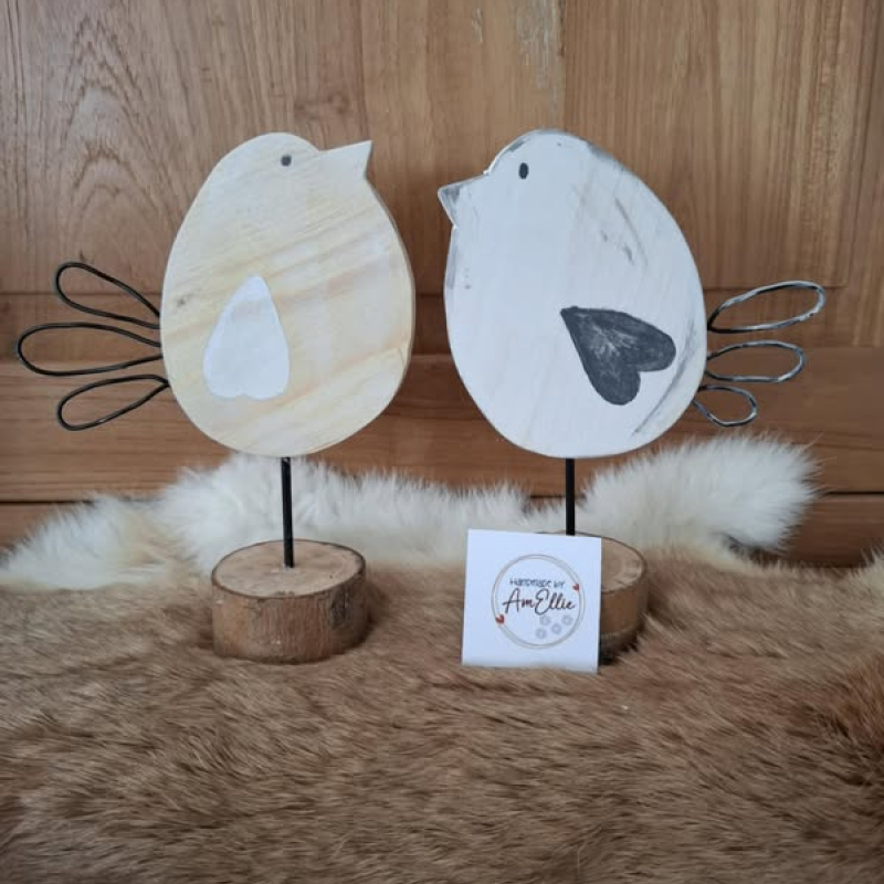 2 vogeltjes uit grenenhout, handgeschilderd en met accessoires in metaaldraad op een staander van natuurhout