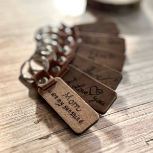 Sleutelhangers gebrand met pyrograaf