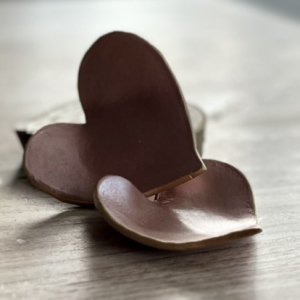 Hartje in klei, handgeverfd