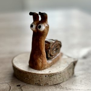 Slak in klei, handgeverfd