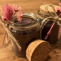 glazen potje gevuld met badkristallen (lavendelaroma) 