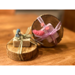 geurblokje op boomschijf met droogbloemen