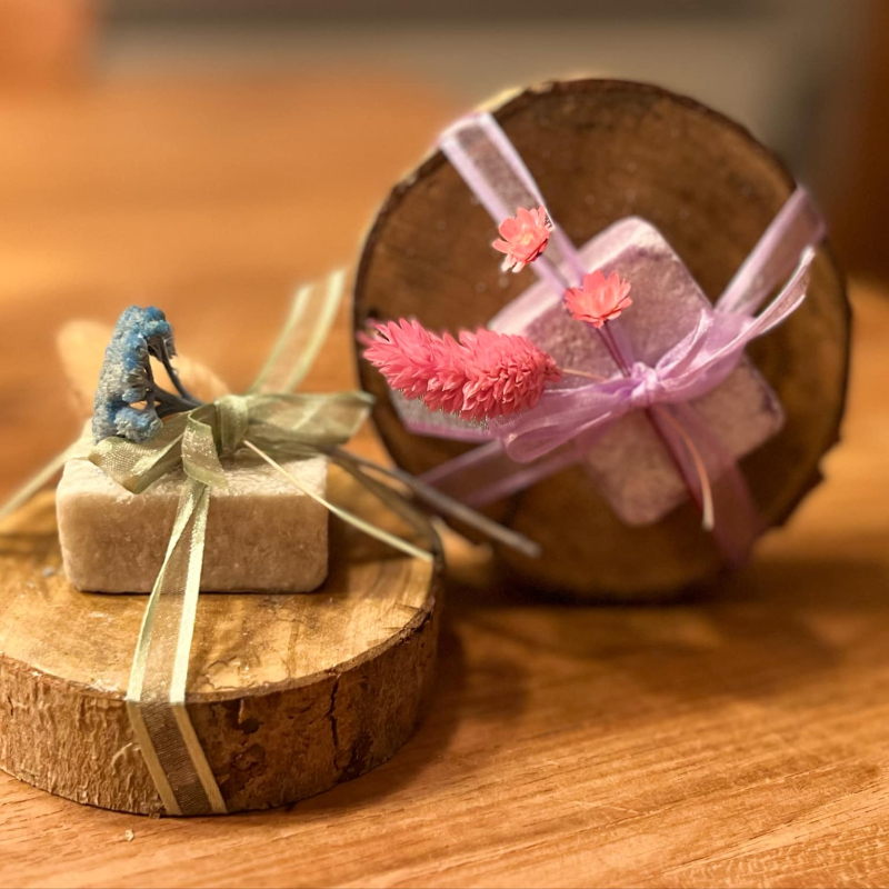 geurblokje op boomschijf met droogbloemen