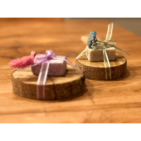 geurblokje op boomschijf met droogbloemen