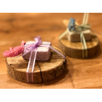 geurblokje op boomschijf met droogbloemen