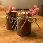 glazen potje gevuld met badkristallen (lavendelaroma) 