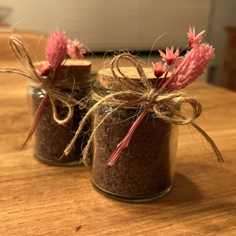 glazen potje gevuld met badkristallen (lavendelaroma) 